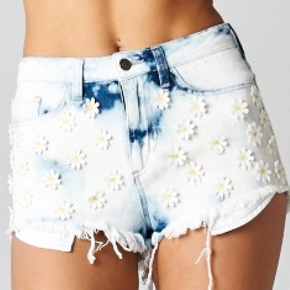 πΌ Daisy High-Waisted Light Wash Jean Shorts π - Picture 1 of 6